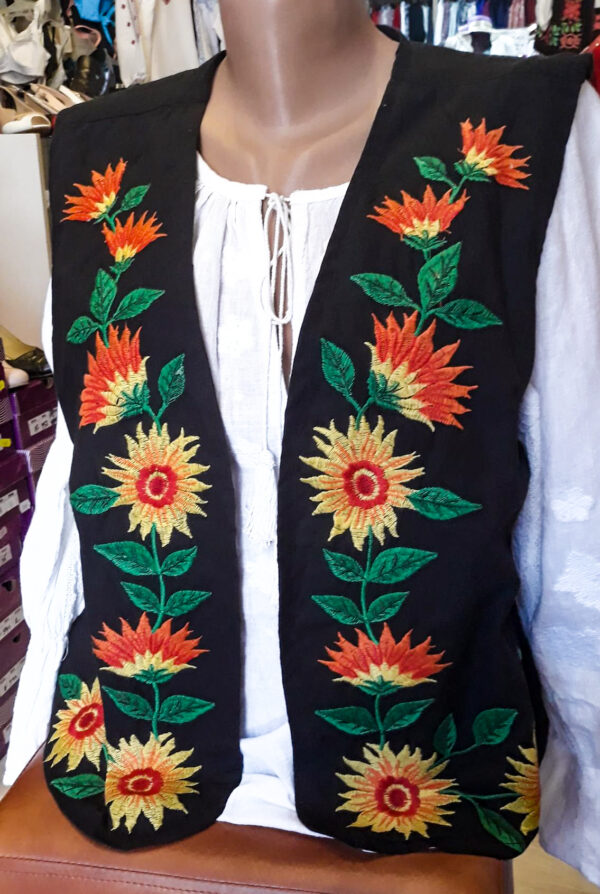 Vesta traditionala dama cu model floral.