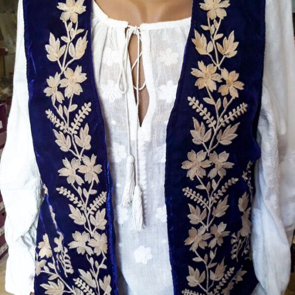 Vesta traditionala dama cu model floral.