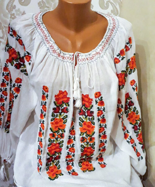 Ie traditionala de damă cu model floral colorat.