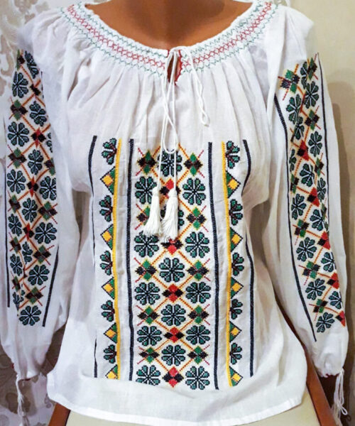 Ie traditionala de  damă, din bumbac cu model floral in care predomină verdele.