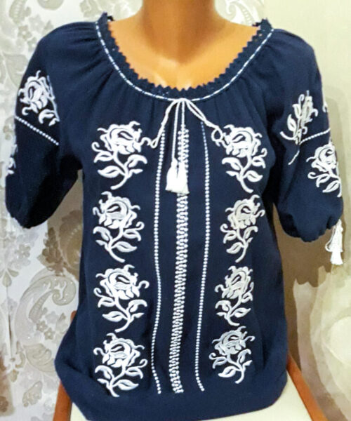 Ie traditionala de damă pe fond bluemarin