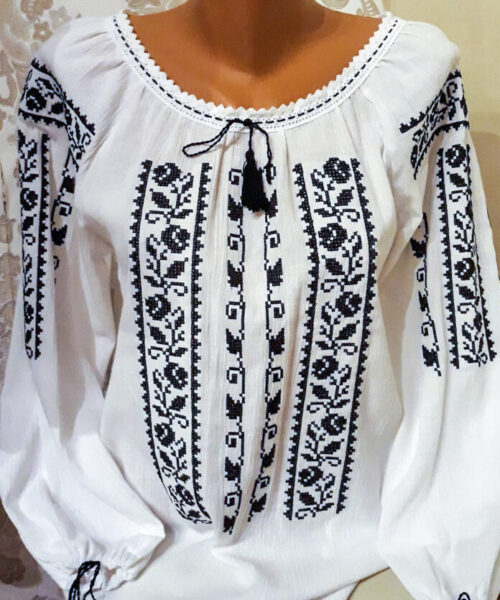 Ie traditionala de damă, din in topit , model floral cu albastru . Marimi: 38,40,42,44,46,48 Alte marimi se pot face la comanda.