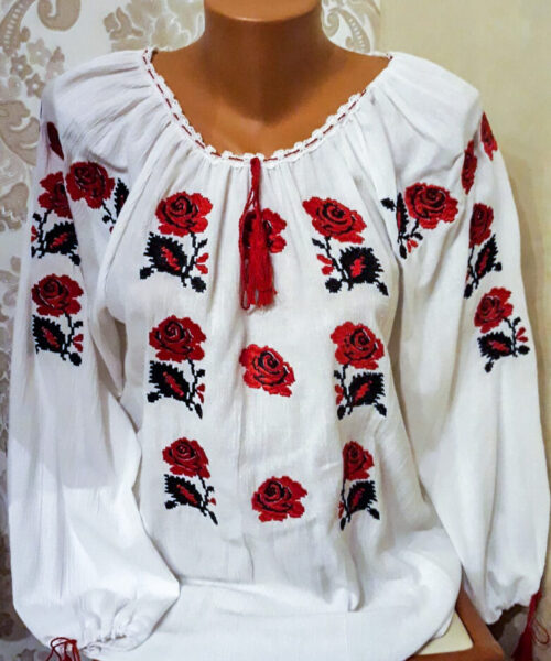 Ie traditionala de damă, model cu trandafiri roșii Marimi:42,44,46 Alte marimi se pot face pe comanda.