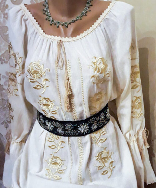 Ie traditionala de damă, din in topit , culoare crem cu brau negru.