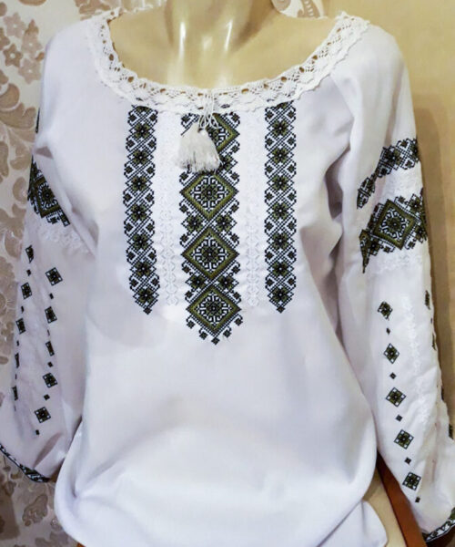 Ie traditionala de damă, material albinita cu broderie verde.