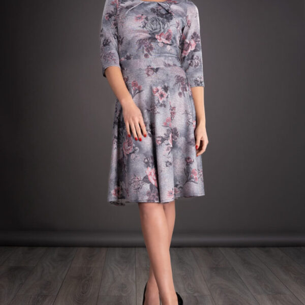 Rochie dama cu model florar, pe fond gri cu croi in bie.