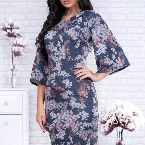 Rochie de dama cu model florar pe fond bleumarin si cu maneca evazata.