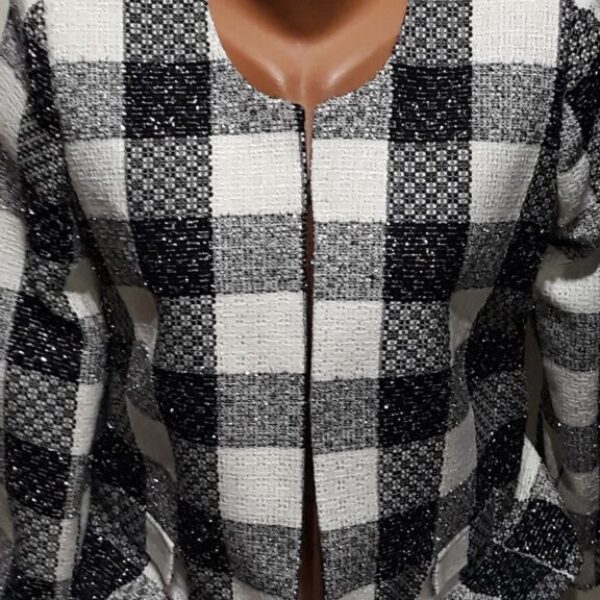 Sacou de damă în carouri: negru si alb Marimi:40,42,44,46,48