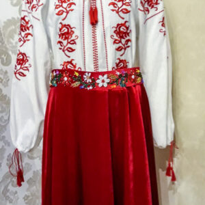 Compleu tradițional fete,compus din:ie-cu model floral,cu roșu,brâu roșu,cu mărgele si fusta din catifea roșie.