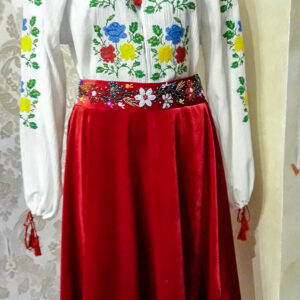 Compleu tradițional,compus din:ie cu model floral in 3 culori,fusta din catifea roșie si brâu din catifea roșie, cusut cu mărgele,culori diferite