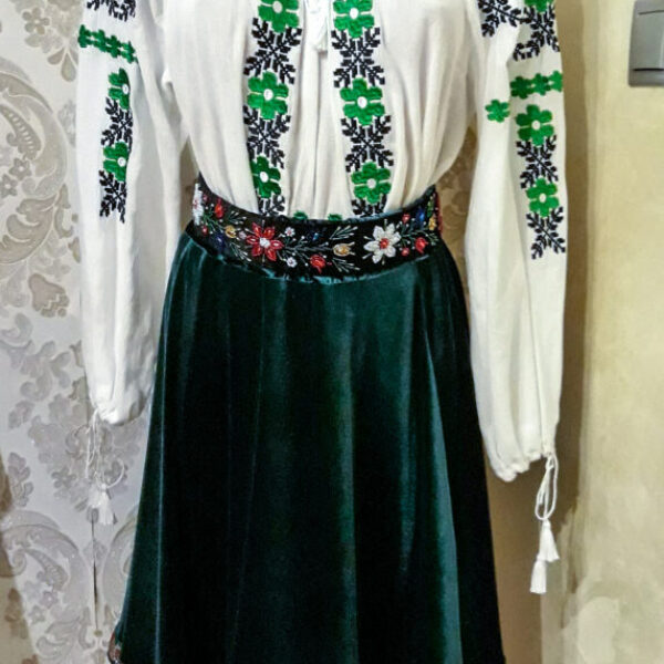 Compleu tradițional,compus din:ie cu model floral cu verde,fusta din catifea verde și brâu cusut cu mărgele,culori diferite