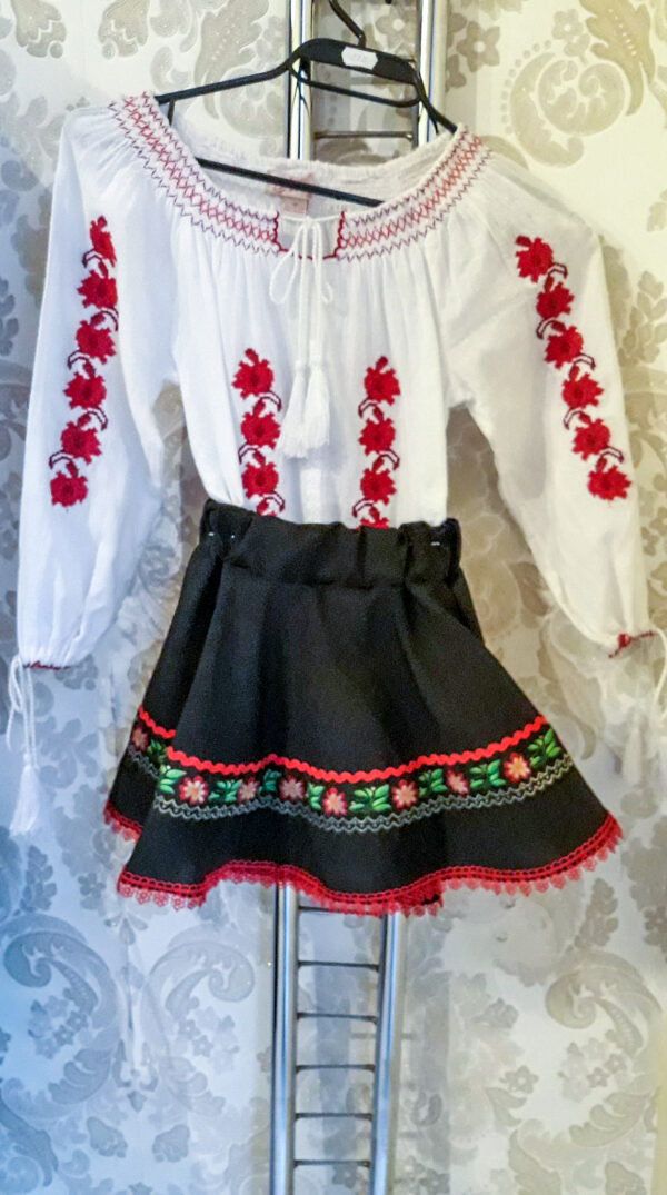 Compleu tradițional fetite,compus din:ie si fusta neagră cu motive florale la poale,varsta:5-6 ani