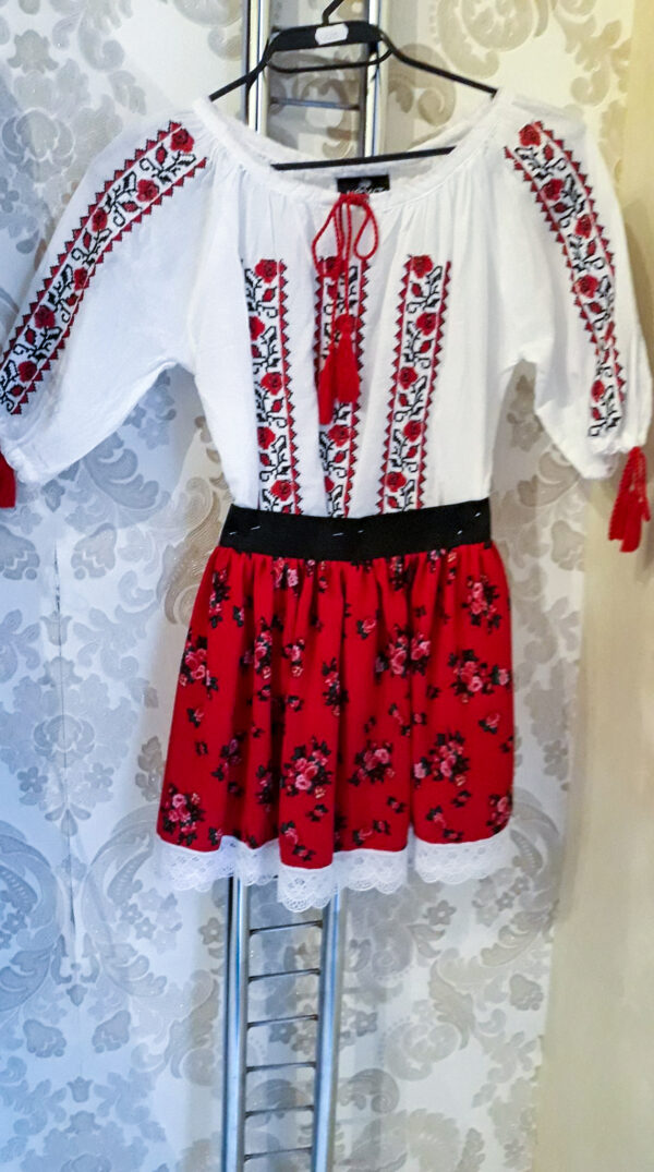 Compleu tradițional fetițe,compus din:ie si fusta,varsta:5-6 ani