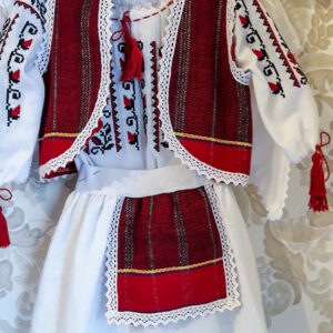 Costum tradițional fetițe,compus din:ie,vestă,poale,catrinte , varsta:0-3 luni si 3-6 luni