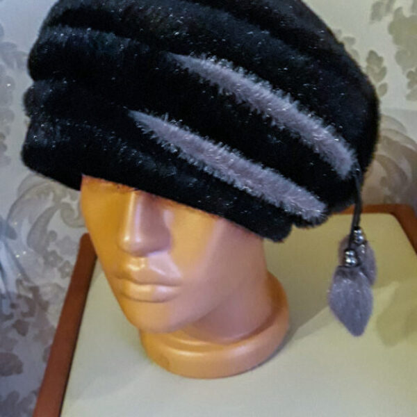 Căciula de  damă din blană de culoare negru cu gri mărime universală