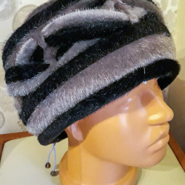 Căciuli damă din blană,culoare:negru cu bej,marime universală