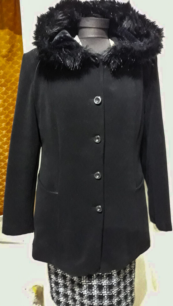 Jachete damă,din stofa neagră,captusita,cu gluga si blanita naturală neagră.