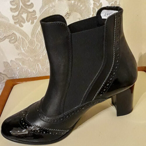 Botine damă,din piele lacuita,cu elastic lat pe laterale. Marimi în stoc:36,38 Botine damă,din piele lacuita,cu elastic lat pe laterale. Marimi în stoc:36,38