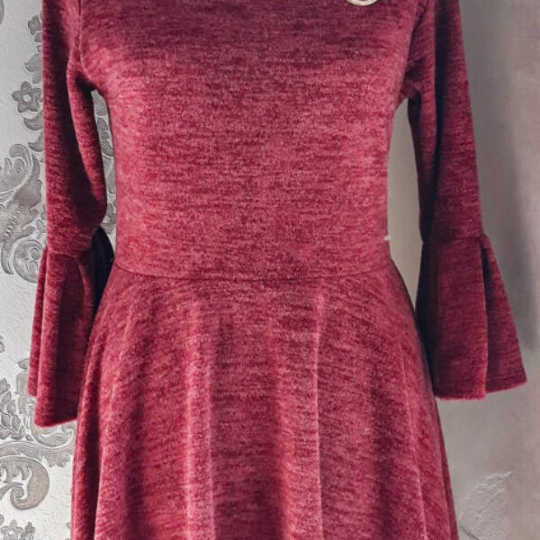 Rochie damă,din jerse,culoare grena,cu accesoriu-brossa,model:"în bie"