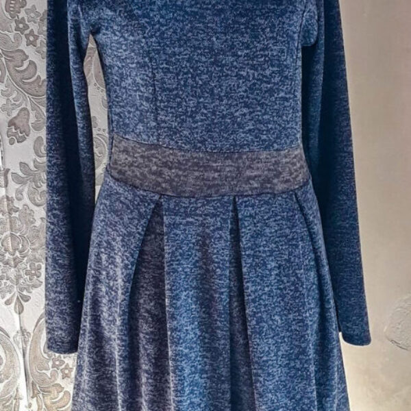 Rochie damă,din jerse,model:pliuri late,culoare:albastru-inchis cu gri
