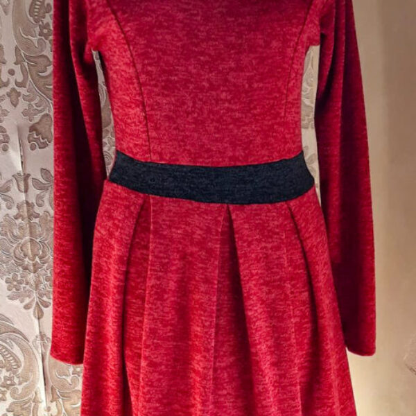 Rochie damă,din jerse,culoare roșu,cu gri-inchis.