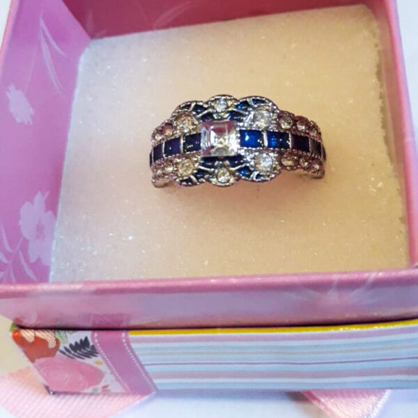 Inel placat cu aur alb și model cu pietricele albastre si argintii