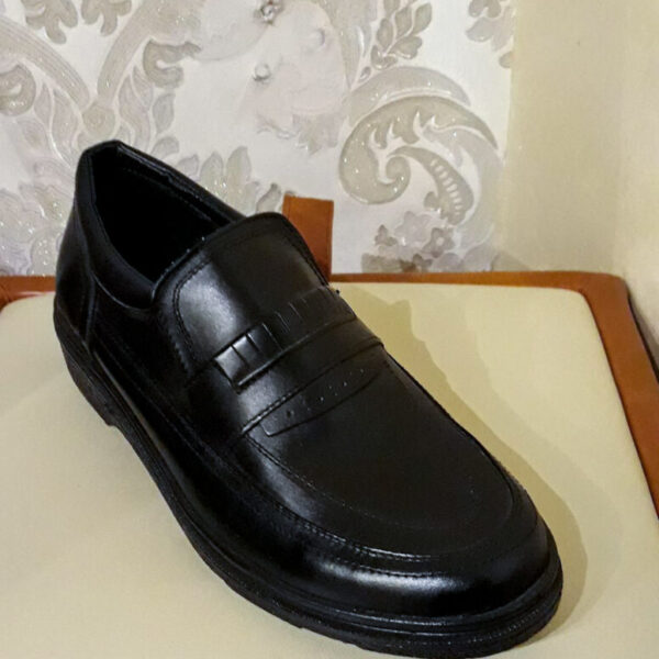 Pantofi bărbați,din piele neagră,model clasic,rotund în fața,cu elastic.