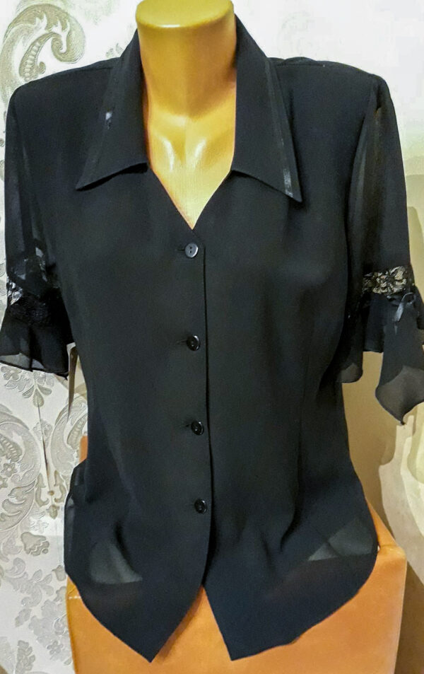 Bluza dama,culoare neagră,din voal,cu nasturi în fața,cu mânecă 3/4 cu dantela.