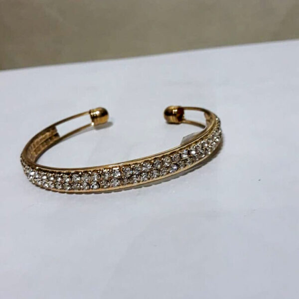 Brățara,placata cu aur de 24 k,cu pietricele argintii