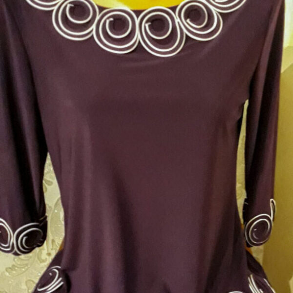 Bluza dama,culoare mov inchis,din lycra, cu model.