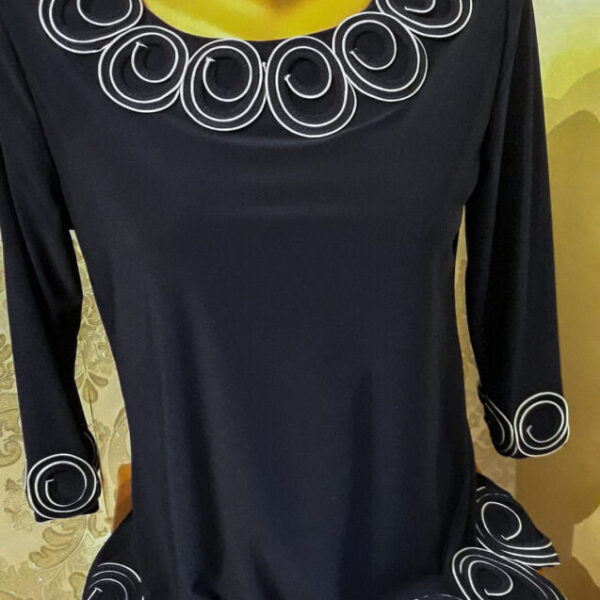 Bluza dama,culoare bleumarin,din lycra,cu model circular.