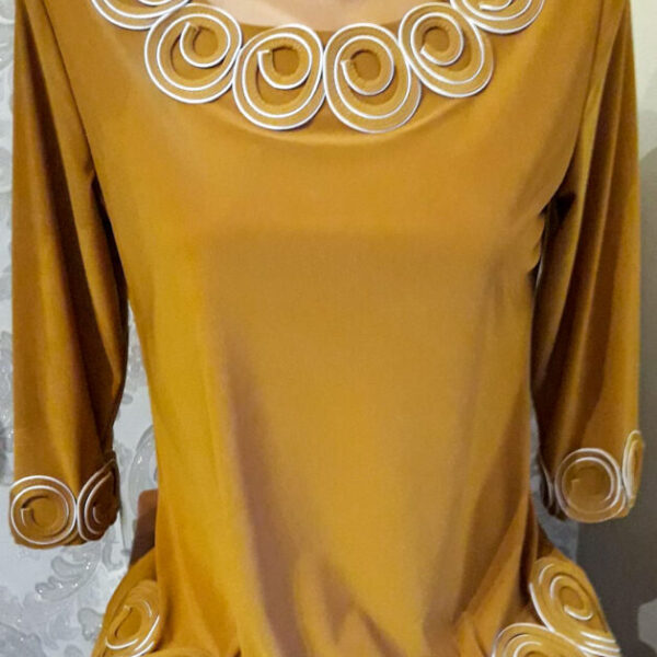 Bluza dama,din material lycra,culoare muștar,cu model circular la gât și la baza.