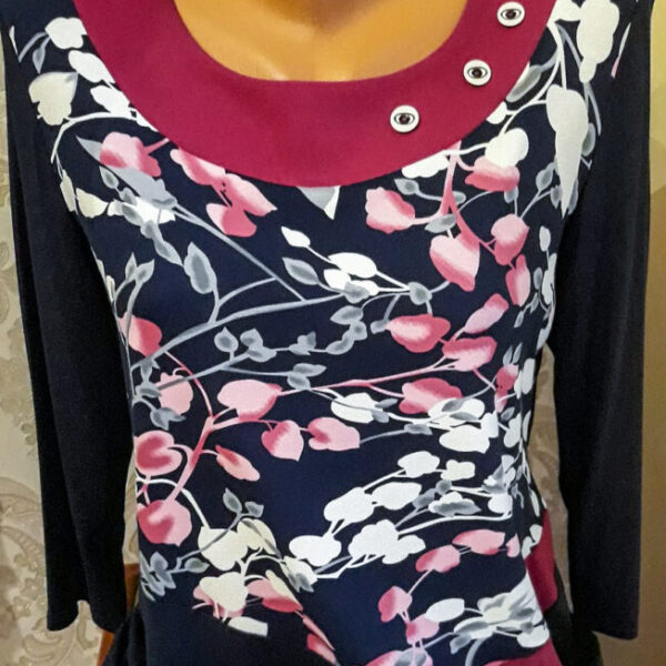 Bluza cu model floral colorat,în fața,fond bleumarin.