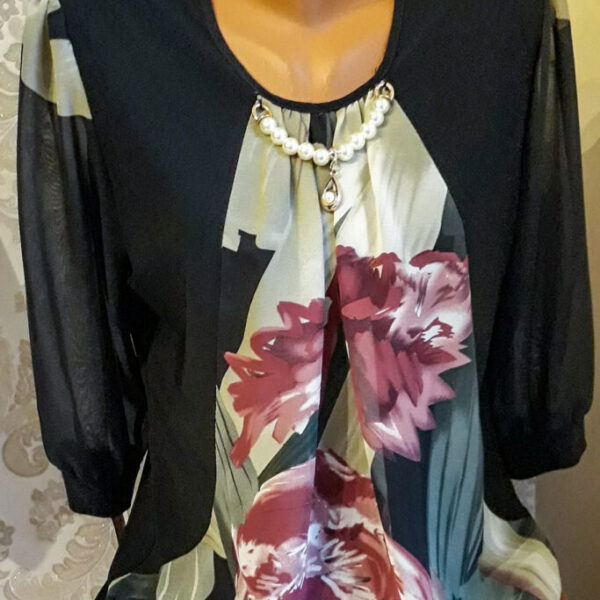 Bluza dama,pe fond negru,cu model floral pe fata.