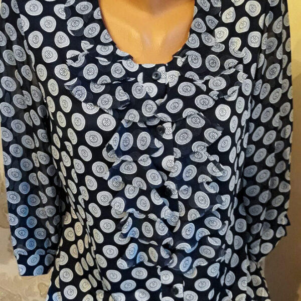 Bluza de dama cu model volane pe piept,fond bleumarin buline gri.