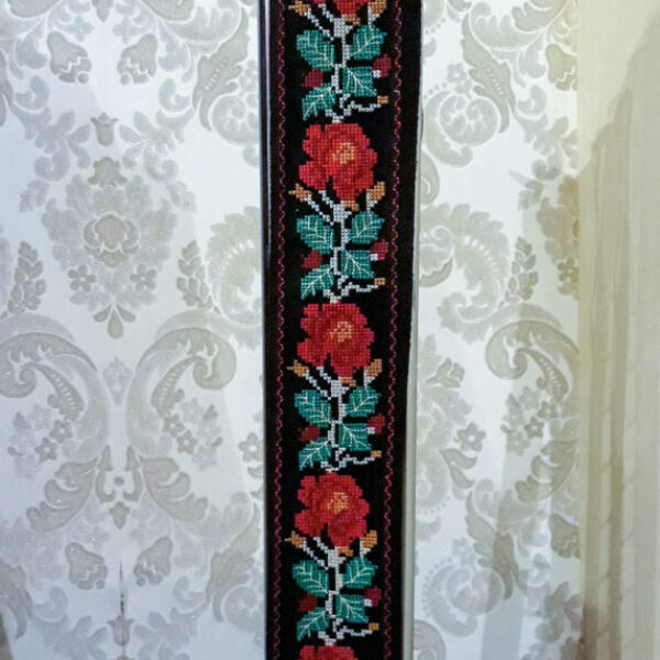 Brau tradițional, cu broderie florala,cu trandafiri roșii,lung. 95cm/10 cm