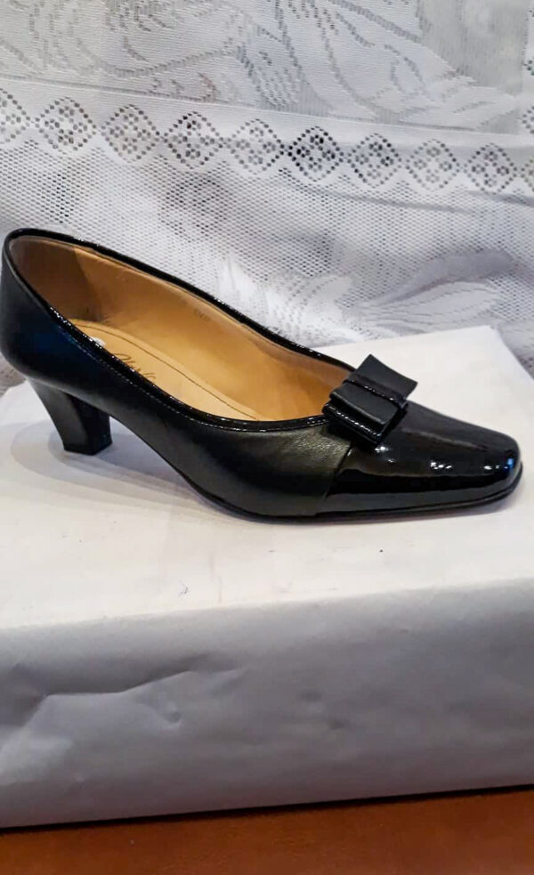 Pantofi damă,din piele naturală,culoare neagră,lacuiti în fața,cu fundita,toc de 4 cm,marime:41