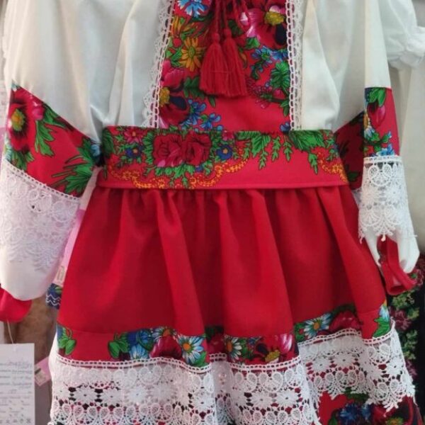 Compleu cu motive traditionale fetite